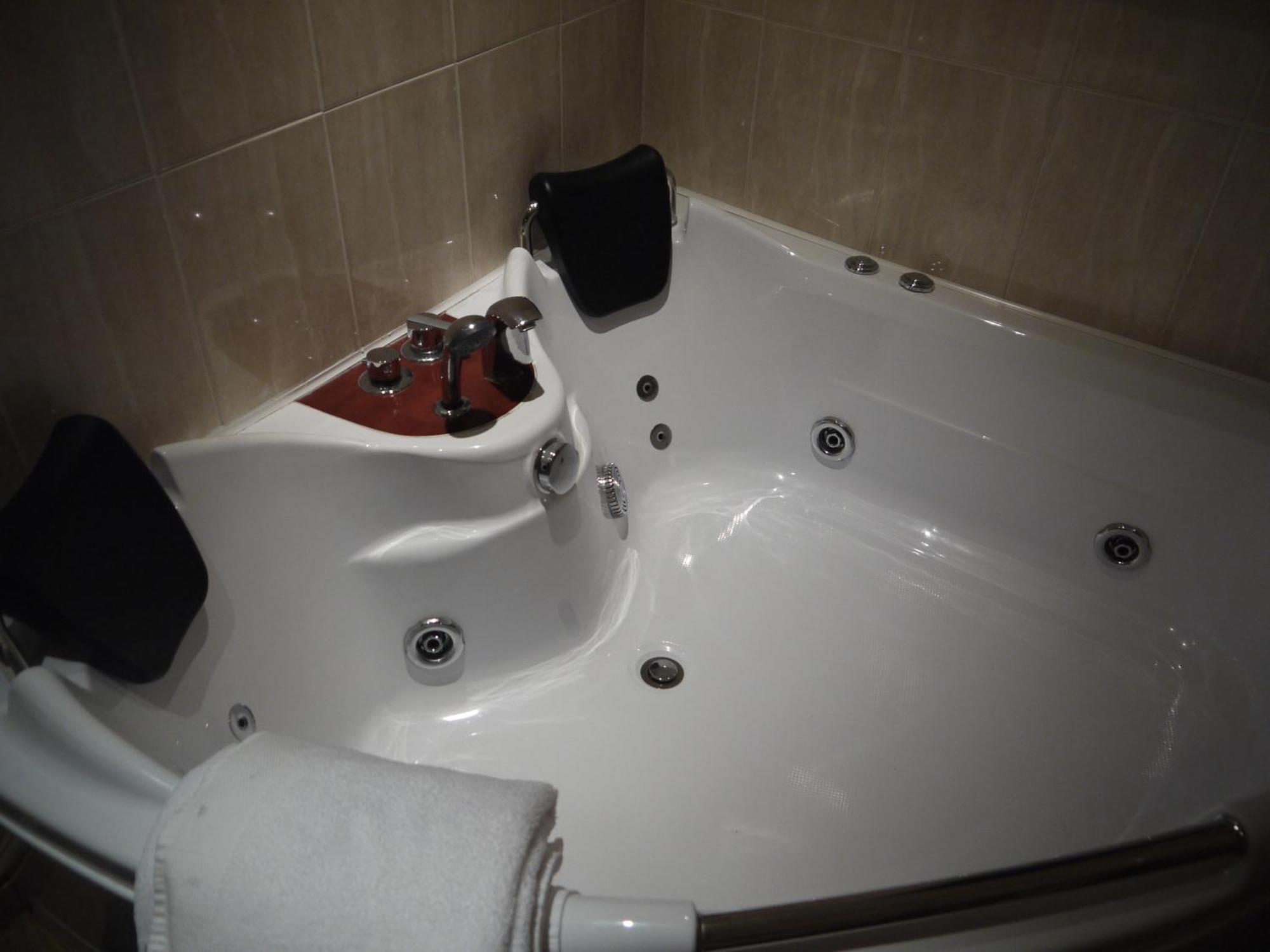 Dimple Well Lodge Hotel ウェイクフィールド エクステリア 写真