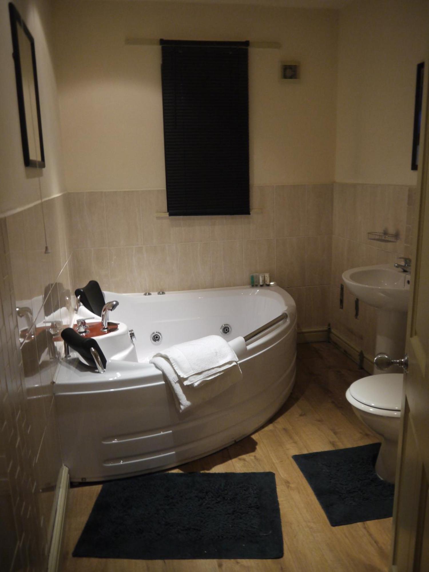 Dimple Well Lodge Hotel ウェイクフィールド エクステリア 写真